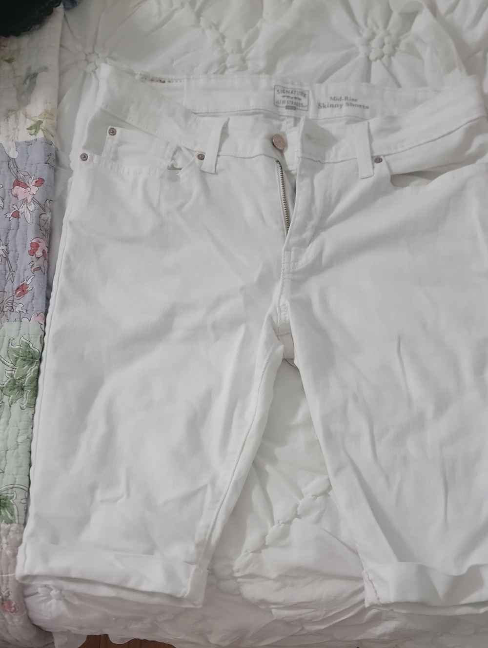 Signature by Levi Strauss White Mid-Rise Skinny Shorts